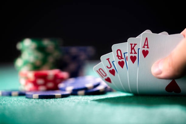 result bullseye AduQ live table showing dealer and player cards with hand rankings displayed